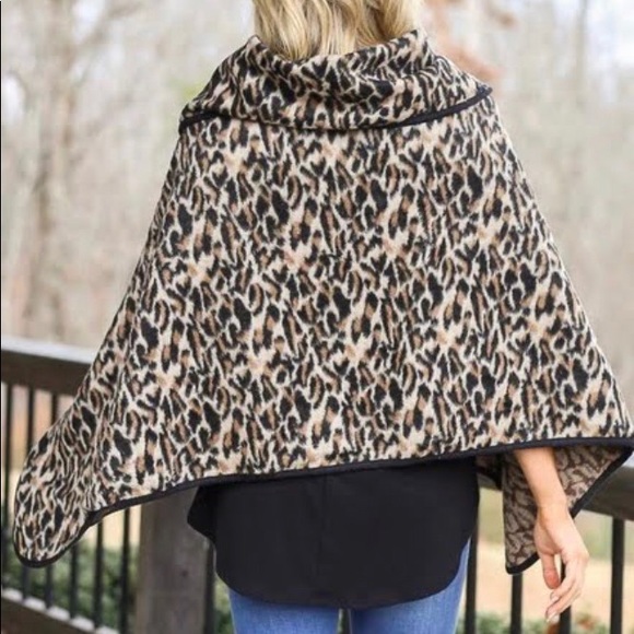 Leopard Oversized Collar Poncho - Picture 4 of 6
